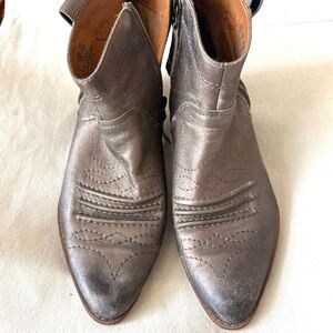 ZODIAC Kelsey Metallic Gray Western Ankle Bootie with stitching detail. Sz 7